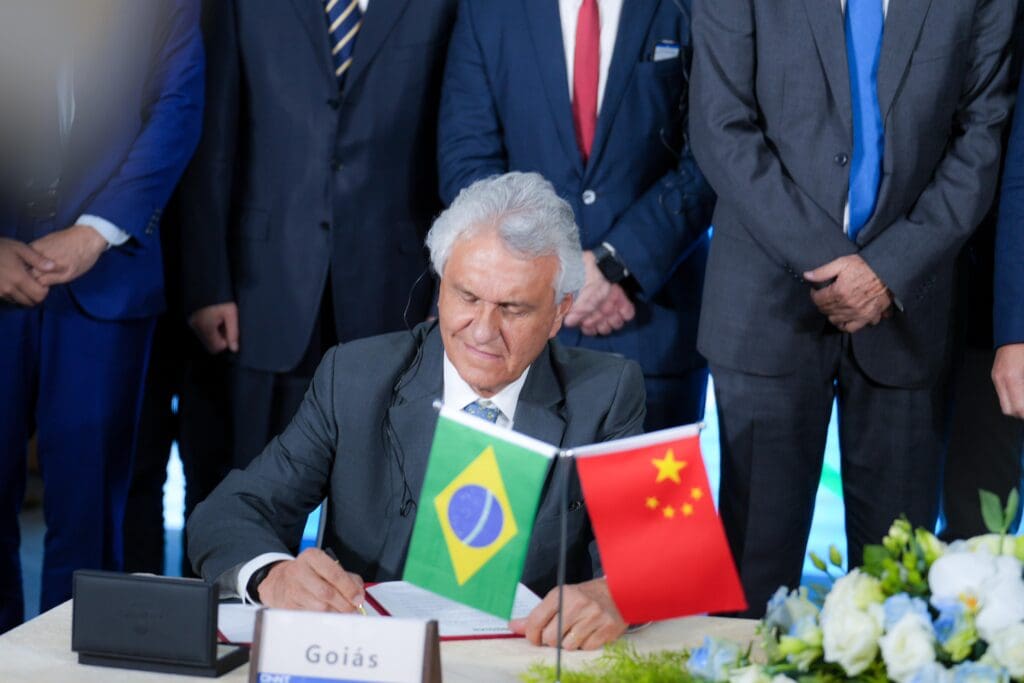 Fotos: Júnior Guimarães Legenda: Governador Ronaldo Caiado fecha acordo para instalação de multinacional chinesa em Itumbiara