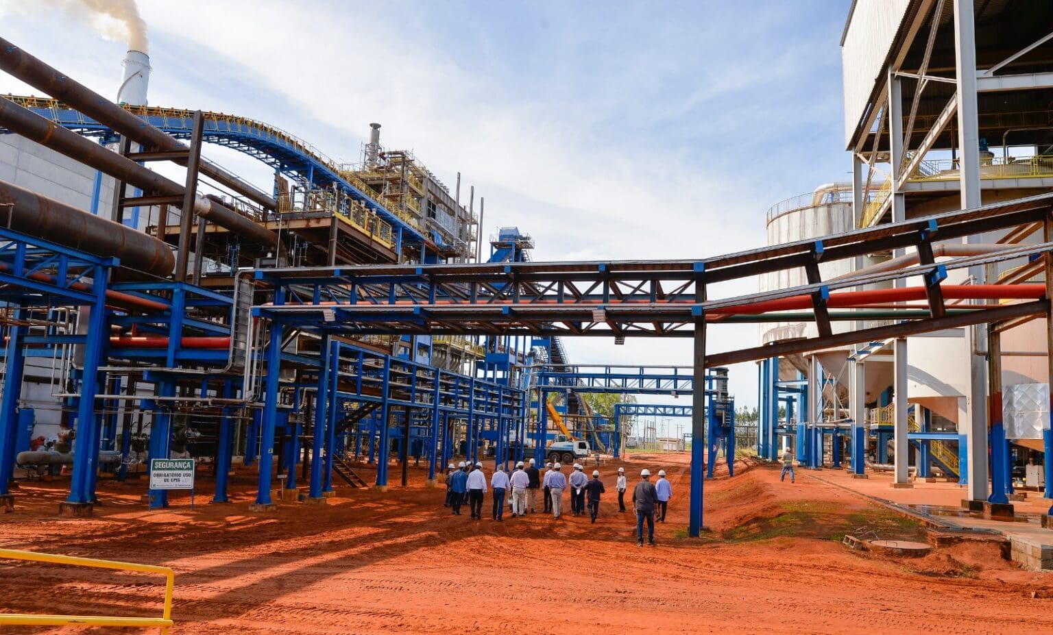 Governador Ronaldo Caiado visita usina de etanol inaugurada em Aporé, no ano passado: alta na geração de empregos reflete sucesso de políticas públicas (Foto: Wesley Costa)