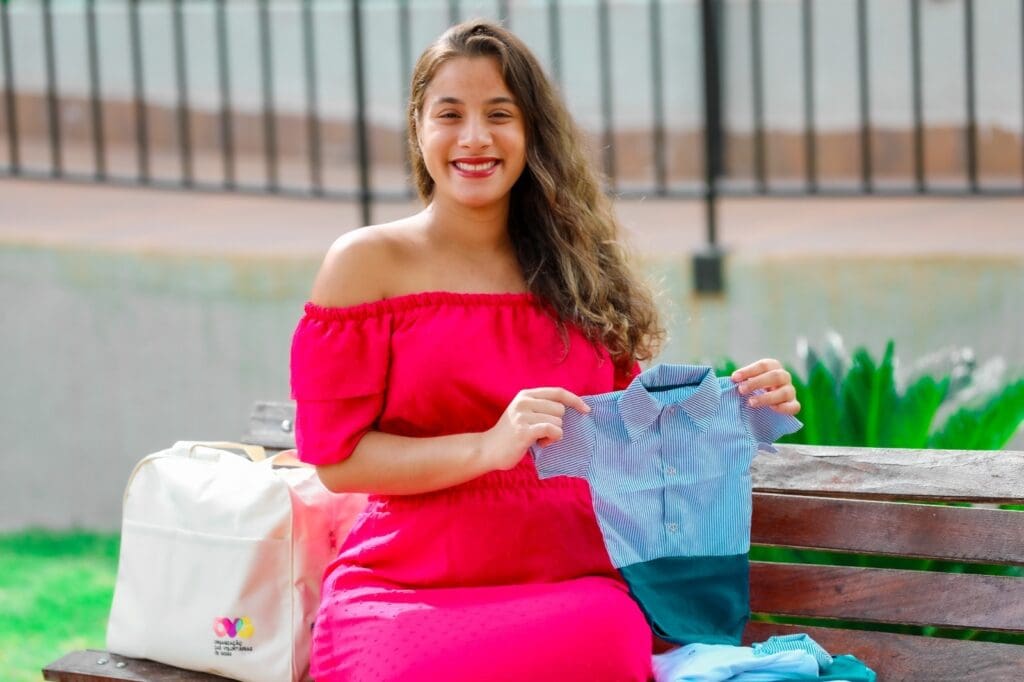 Foto: Aline Cabral Legenda 1: Grávida de oito meses do primeiro filho, Geovana Almeida Miranda ganhou um kit de enxoval de bebê: “roupas lindas e de qualidade”
