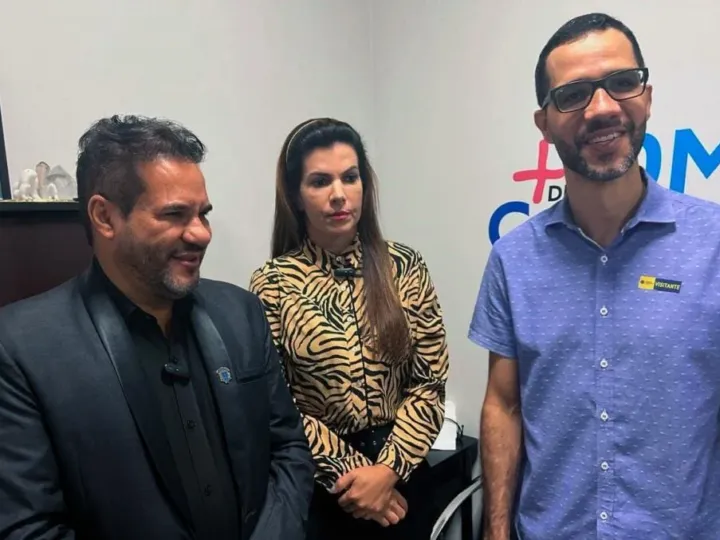 Dominguinhos do Cedro (presidente da Câmara), Thaís Souza (idealizadora do Castramóvel), e Gubio Dias (Vigilância em Saúde) em reunião nesta segunda-feira, 18. Foto: Reprodução