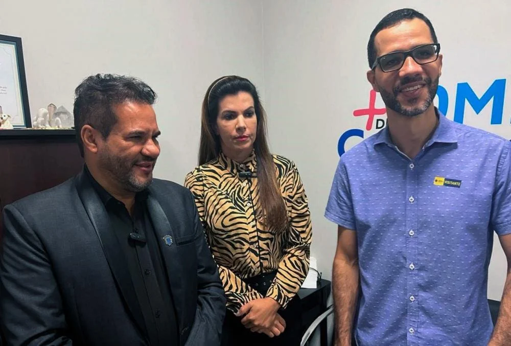 Dominguinhos do Cedro (presidente da Câmara), Thaís Souza (idealizadora do Castramóvel), e Gubio Dias (Vigilância em Saúde) em reunião nesta segunda-feira, 18. Foto: Reprodução