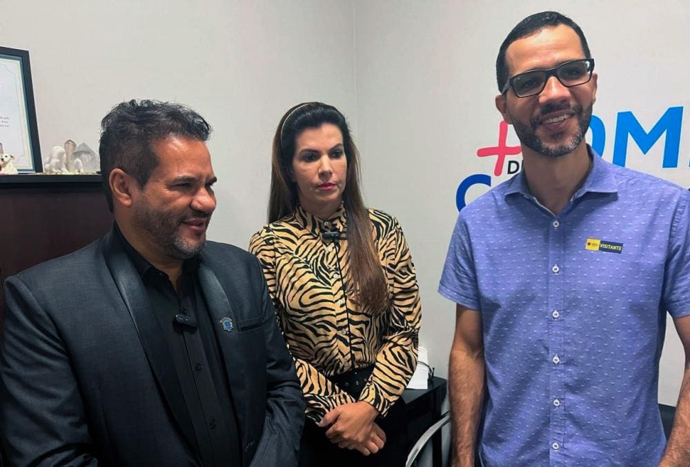 Dominguinhos do Cedro (presidente da Câmara), Thaís Souza (idealizadora do Castramóvel), e Gubio Dias (Vigilância em Saúde) em reunião nesta segunda-feira, 18. Foto: Reprodução