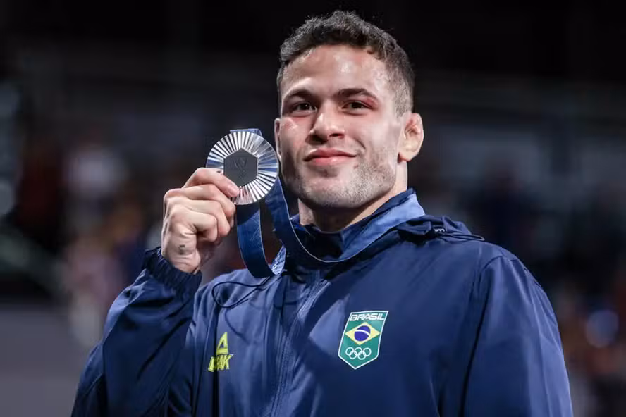 Atleta Brasileiro de Judô, William Lima, mostrando a medalha de prata conquistada nas Olimpíadas 2024