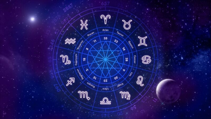 Círculo zodiacal com os símbolos dos doze signos do zodíaco em um fundo roxo estrelado com a lua visível ao canto.