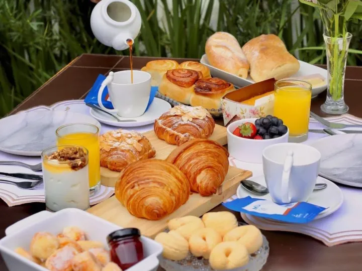Mesa posta com coisas de cafetaria