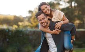 Casal pousando para fotos