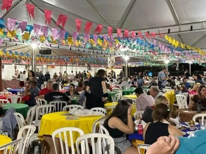 Imagem de tradicional barraquinha de Anápolis decorada com bandeirinhas de São João