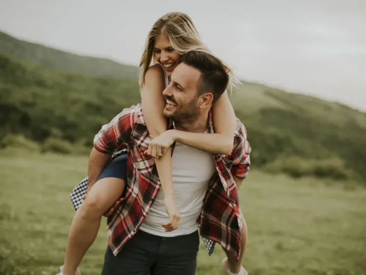 casal em momento descontraído