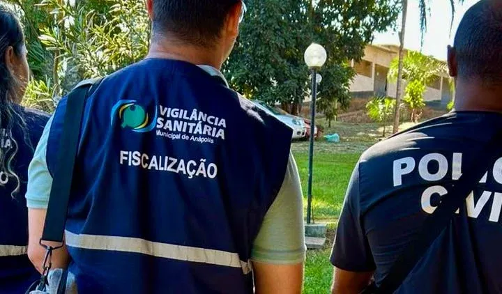 Foto dos fiscais que interditaram a clinica de reabilitação