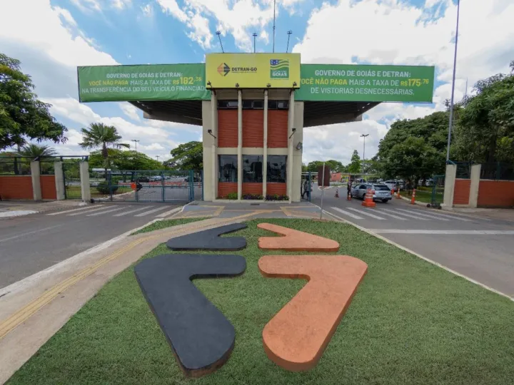 Faixada da sede do Detran-GO