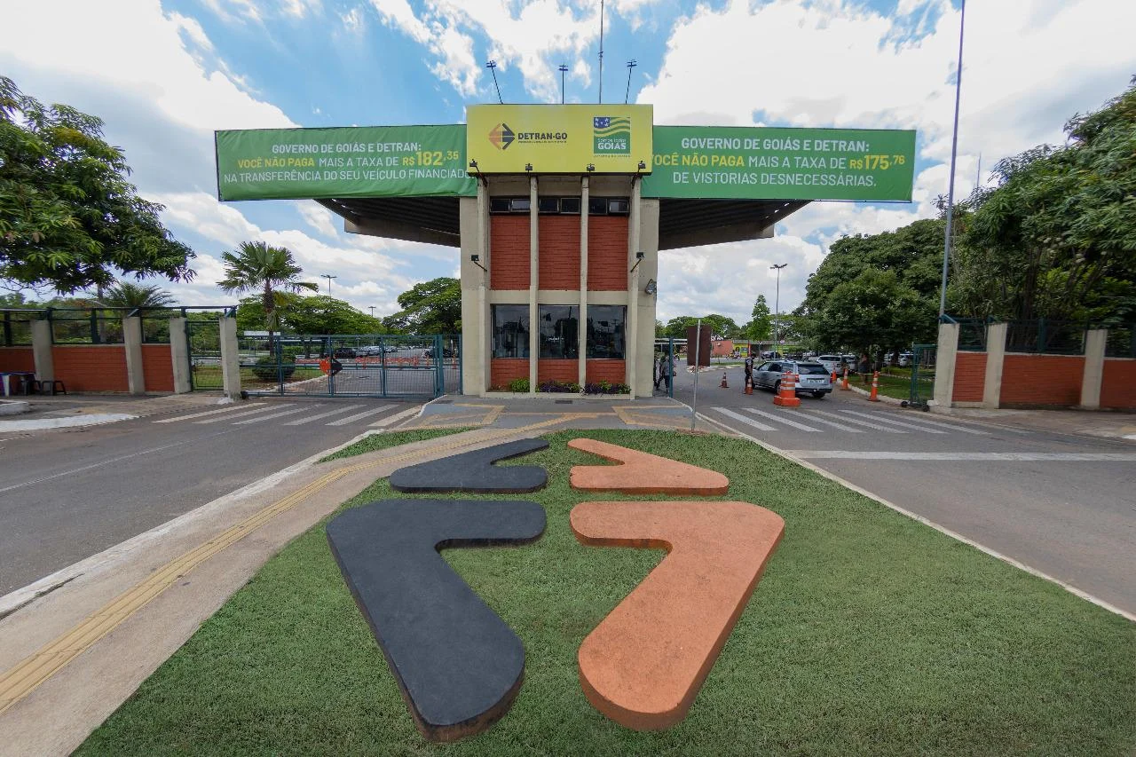 Faixada da sede do Detran-GO