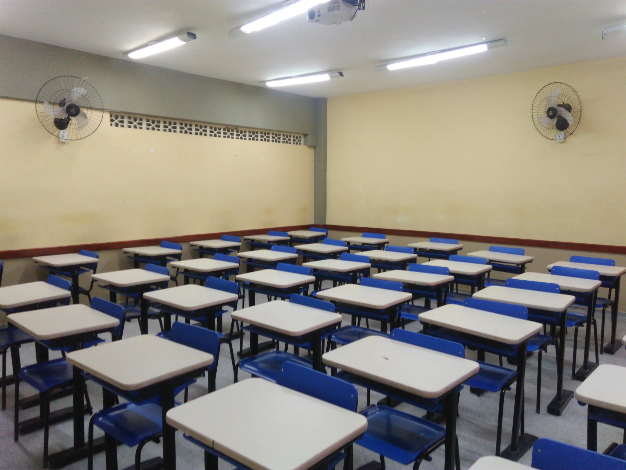 Imagens de uma sala de aula vazia