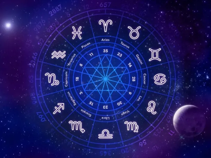 Círculo zodiacal com os símbolos dos doze signos do zodíaco em um fundo roxo estrelado com a lua visível ao canto.