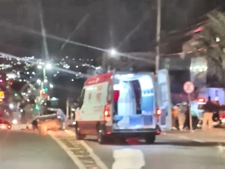 Cena do acidente no Viaduto Nelson Mandela, em Anápolis, com ambulância do SAMU e presença de populares no local.