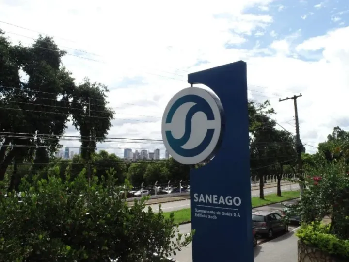 Fachada da sede administrativa da Saneago em Goiânia com totem azul e logotipo da empresa de saneamento de Goiás.