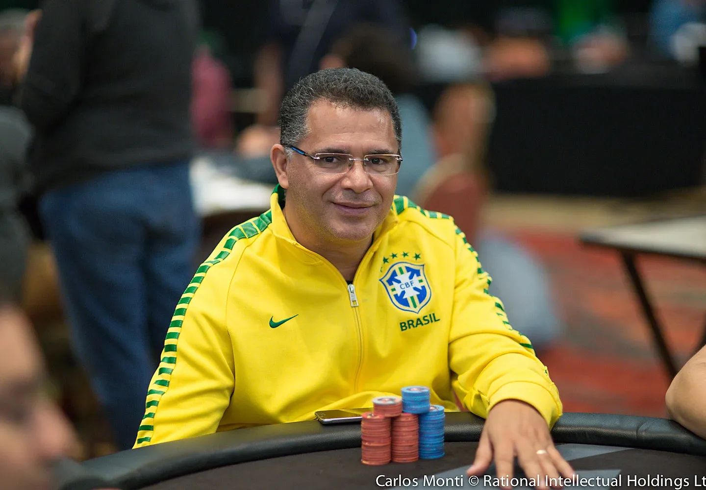 Jogador de pôquer Roberly Felício, de Anápolis, durante participação em torneio internacional, usando jaqueta da seleção brasileira.