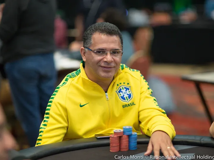 Jogador de pôquer Roberly Felício, de Anápolis, durante participação em torneio internacional, usando jaqueta da seleção brasileira.