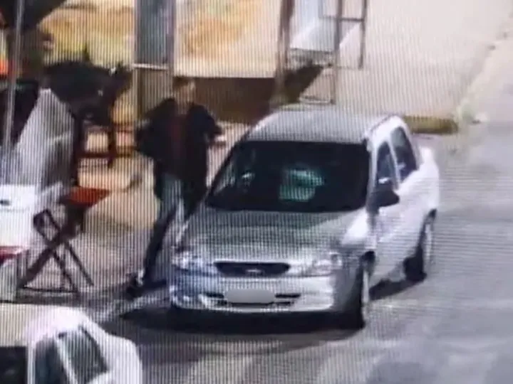 Imagens de câmeras de segurança da porta do bar onde ocorreu a briga