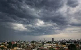 Céu carregado com nuvens escuras sobre a cidade de Anápolis, indicando a chegada de chuva.