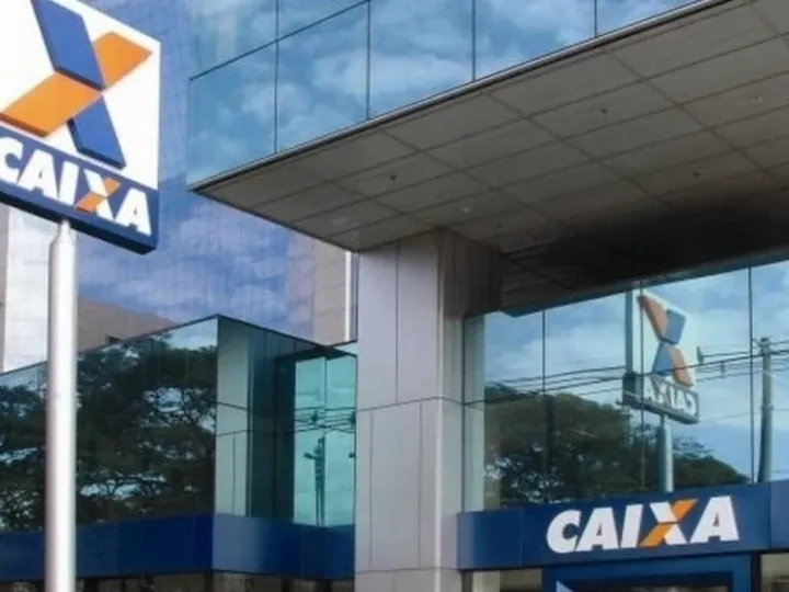 Fachada de prédio da Caixa Econômica com logo visível em área urbana moderna