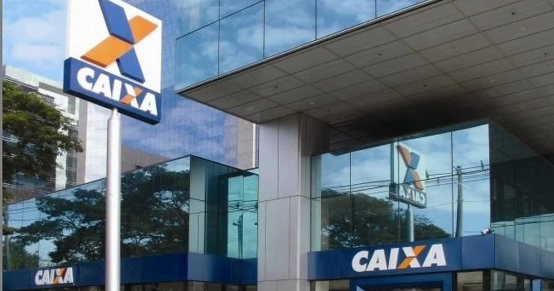 Fachada de prédio da Caixa Econômica com logo visível em área urbana moderna