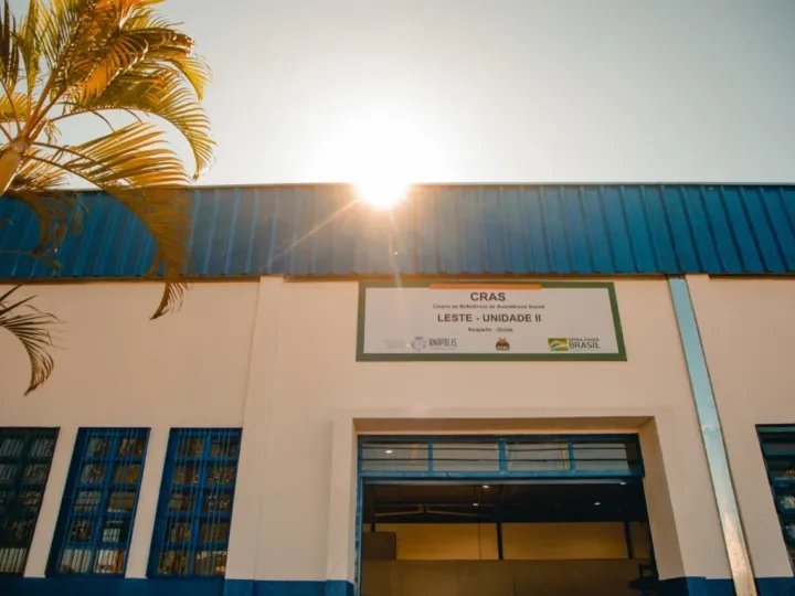 Entrada do CRAS Leste - Unidade II em Anápolis com letreiro institucional