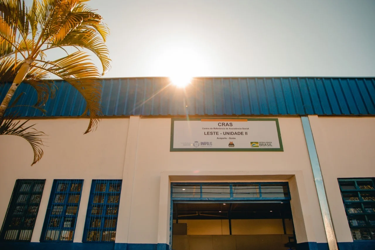 Entrada do CRAS Leste - Unidade II em Anápolis com letreiro institucional