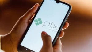 Pessoa segurando celular com o aplicativo do Pix aberto na tela