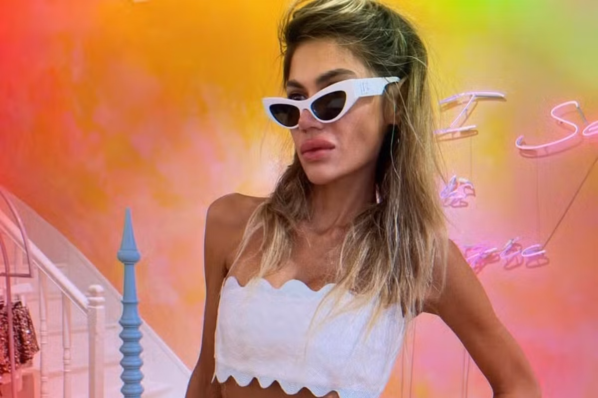  Foto de close da influenciadora Nihal Candan com expressão séria