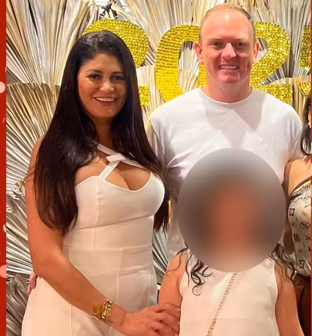Daniel Frasson ao lado da esposa Gleici Keli e da filha de 7 anos em foto familiar