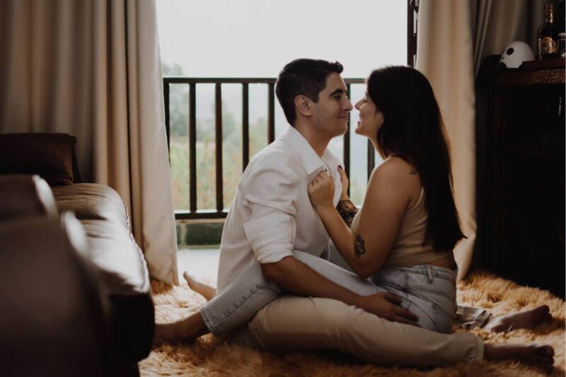 Foto de casal em momento romântico