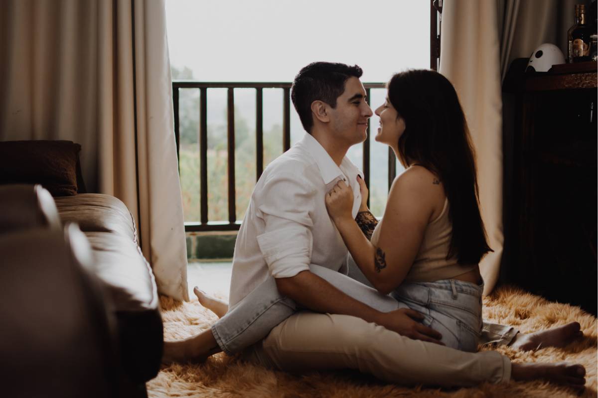 Foto de casal em momento romântico