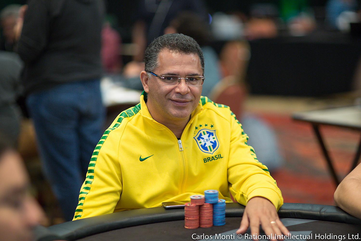 Jogador de pôquer Roberly Felício, de Anápolis, durante participação em torneio internacional, usando jaqueta da seleção brasileira.