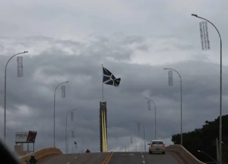 Vista panorâmica de Anápolis com igreja iluminada ao entardecer.