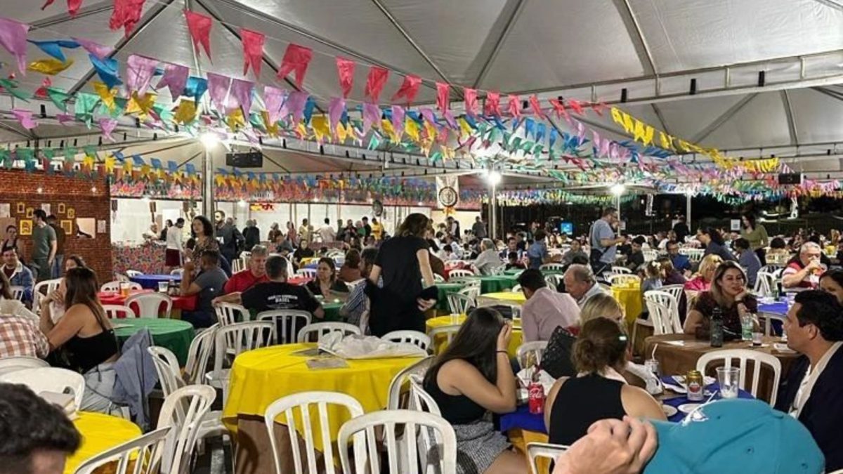 Imagem de tradicional barraquinha de Anápolis decorada com bandeirinhas de São João