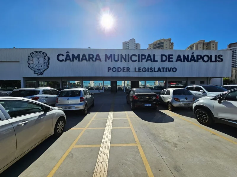 Foto da faixada da Câmara Municipal de Anápolis