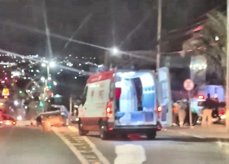 Cena do acidente no Viaduto Nelson Mandela, em Anápolis, com ambulância do SAMU e presença de populares no local.