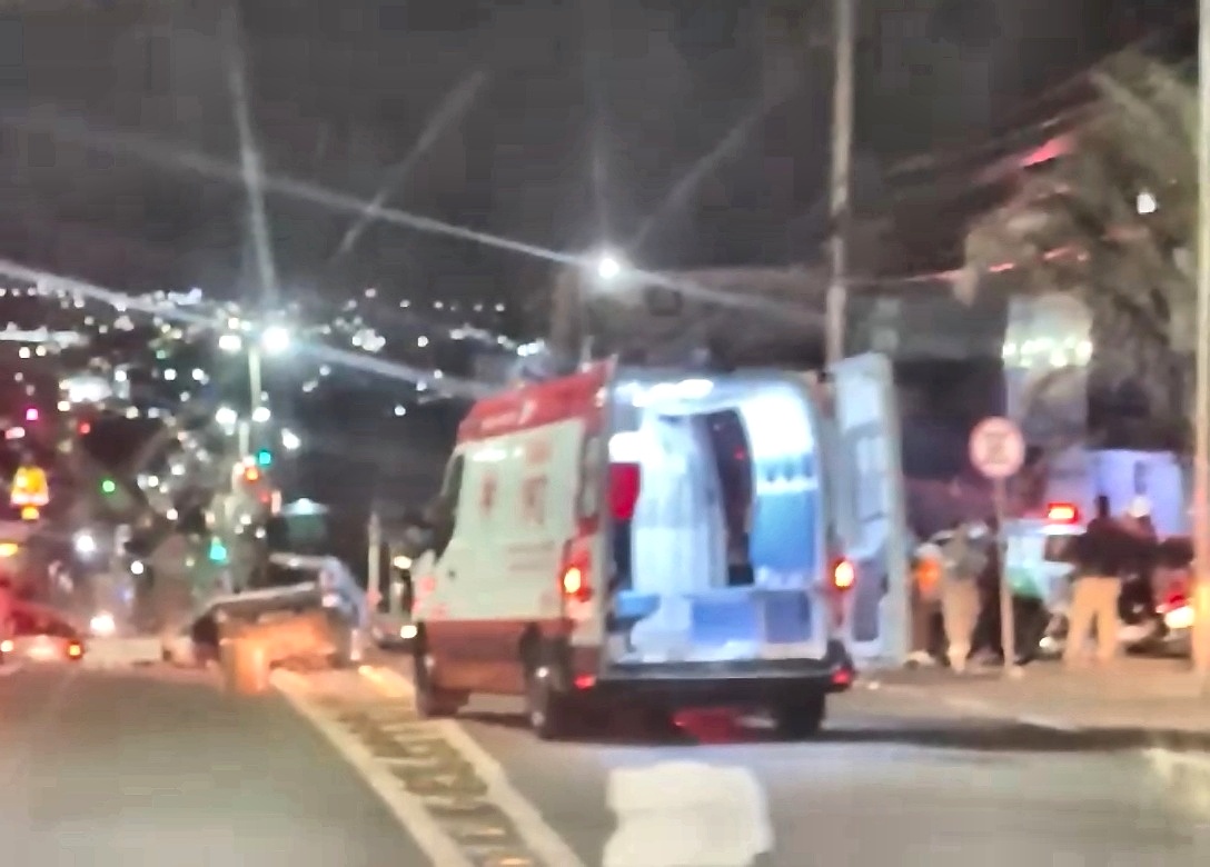 Cena do acidente no Viaduto Nelson Mandela, em Anápolis, com ambulância do SAMU e presença de populares no local.