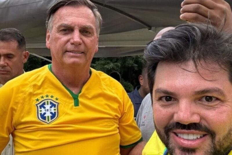 Ex-presidente Jair Bolsonaro com a camisa da seleção brasileira ao lado do Prefeito Márcio Corrêa, que aparece sorrindo em primeiro plano