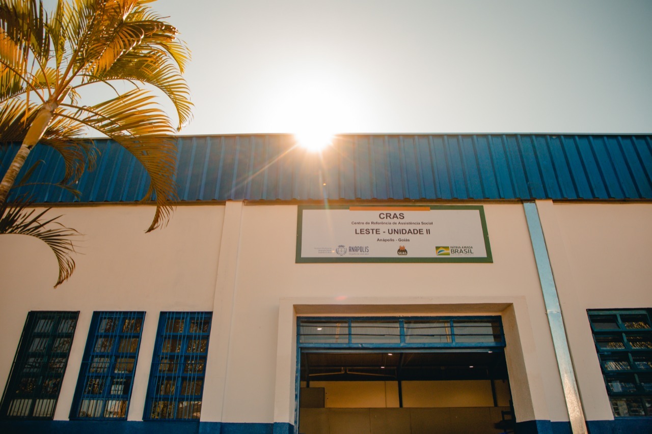 Entrada do CRAS Leste - Unidade II em Anápolis com letreiro institucional