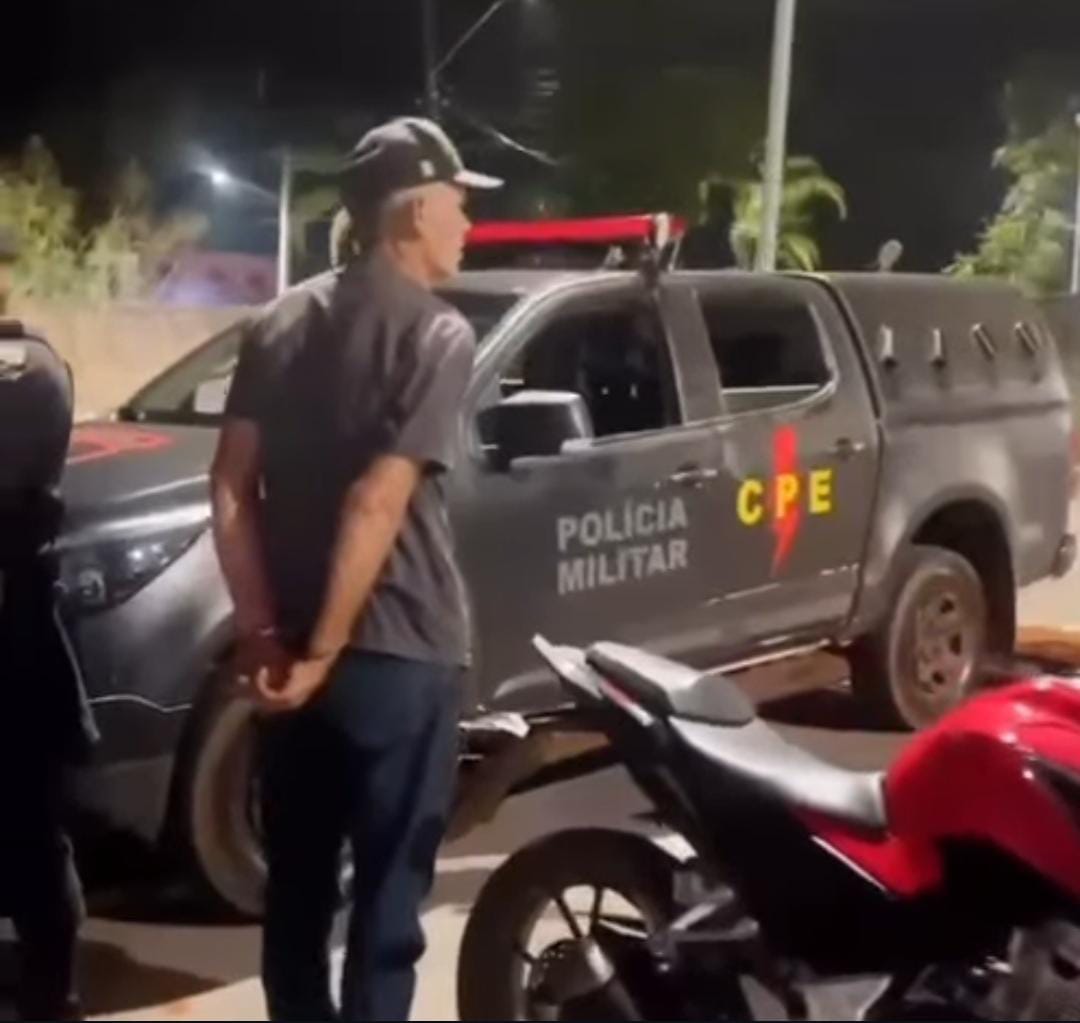 homem algemado de costas próximo a uma viatura da CPE e uma moto vermelha