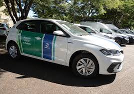 Carro de passeio da Saneago com adesivagem oficial, utilizado para serviços administrativos e de fiscalização em Goiás.