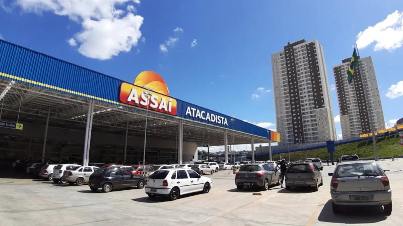 Fachada do Assaí Atacadista em Anápolis com estacionamento cheio e prédios ao fundo em dia ensolarado.