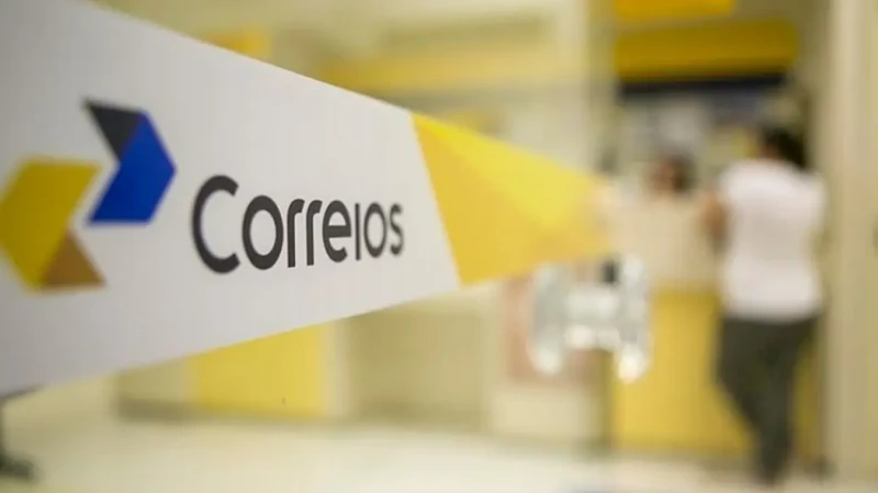 Faixa com o logotipo dos Correios em uma agência no Brasil.