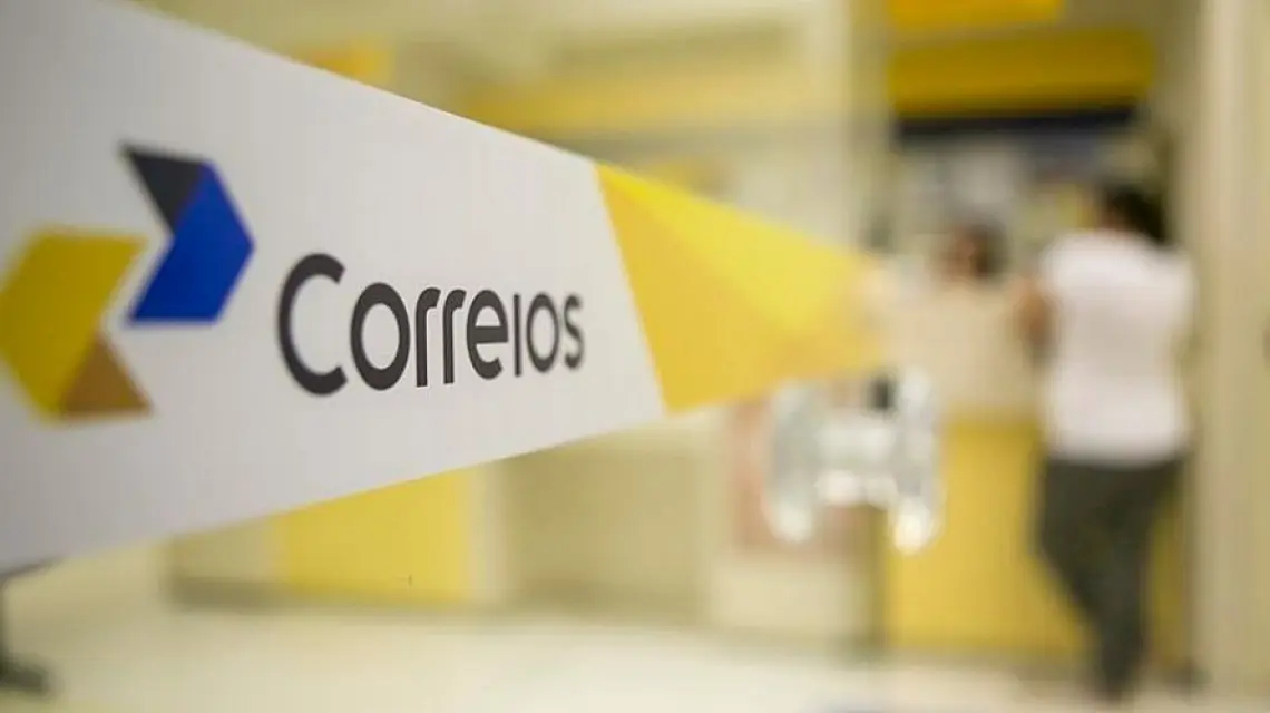 Faixa com o logotipo dos Correios em uma agência no Brasil.