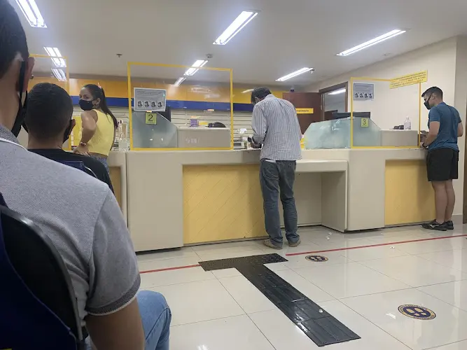  Clientes aguardam atendimento em uma agência dos Correios em Anápolis (GO).