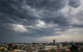 Céu carregado com nuvens escuras sobre a cidade de Anápolis, indicando a chegada de chuva.

