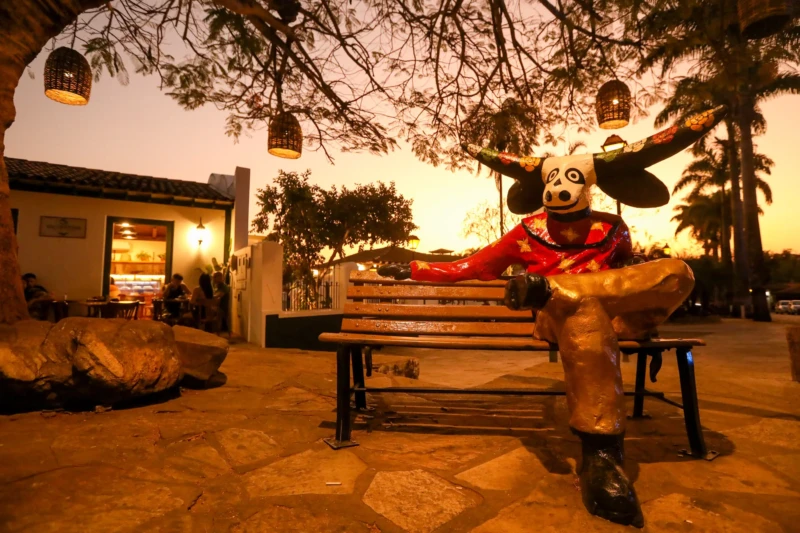 Escultura do Cavaleiro da Lua sentada em banco no Centro Histórico de Pirenópolis