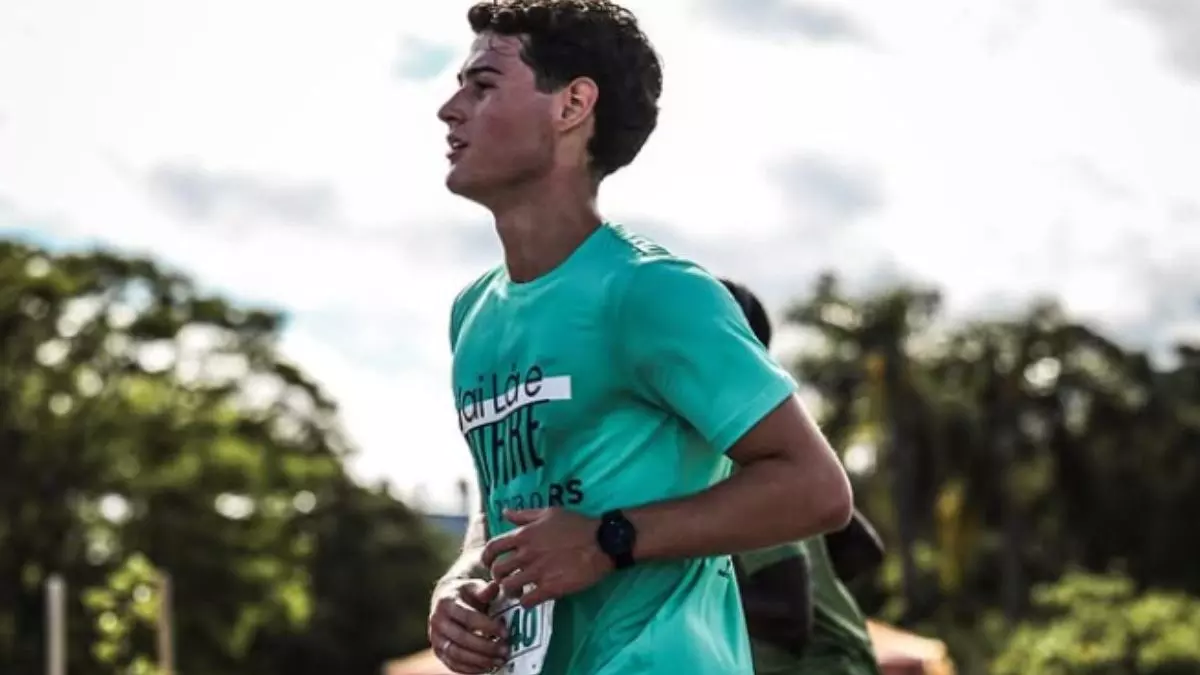 Imagem do jovem enquanto ele participava da maratona