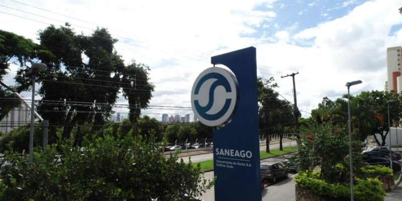 Fachada da sede administrativa da Saneago em Goiânia com totem azul e logotipo da empresa de saneamento de Goiás.